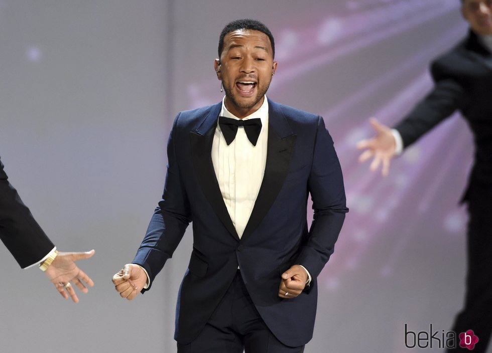 John Legend durante una actuación en los Premios Emmy 2018