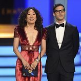Sandra Oh y Andy Samberg presentando un galardón de los Premios Emmy 2018