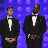 Colin Jost y Michael Che presentando la gala de los Premios Emmy 2018