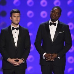 Colin Jost y Michael Che presentando la gala de los Premios Emmy 2018