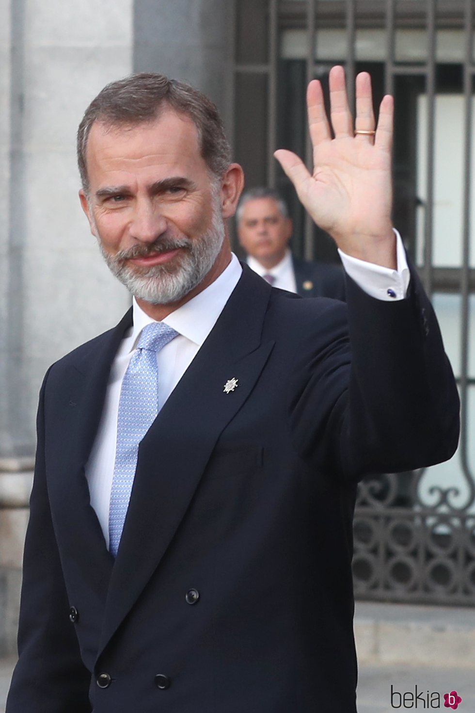 El Rey Felipe saludando a su llegada al Teatro Real de Madrid