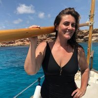 Carlota Corredera muy sonriente con un bañador negro en Formentera