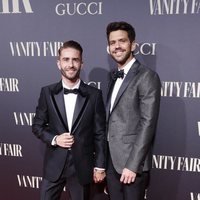 Pelayo Díaz y su marido, Andy McDougall, en la alfombra roja de los premios Vanity Fair 2018