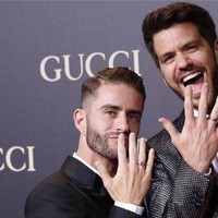 Pelayo Díaz y Andy McDougall presumiendo de sus anillos de casados en la alfombra roja de los premios Vanity Fair 2018