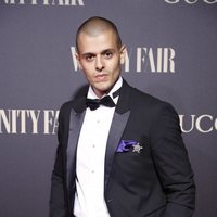 El diseñador Andrés Acosta en la alfombra de la fiesta de Vanity Fair 2018
