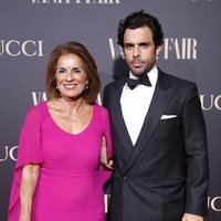 Ana Botella y su hijo Alonso Aznar en la alfombra de la fiesta de Vanity Fair 2018