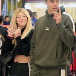 Anita Matamoros y Javier Tudela en el aeropuerto Madrid-Barajas Adolfo Suárez