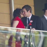 La Princesa Eugenia de York y Jack Brooksbank muy acaramelados en Ascot 2011
