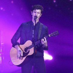 Shawn Mendes durante su actuación en los American Music Awards 2018