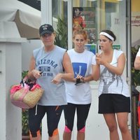 Sarah Ferguson junto a sus hijas, las Princesas Beatriz y Eugenia de York y el novio de esta, Jack Brooksbank en  2010