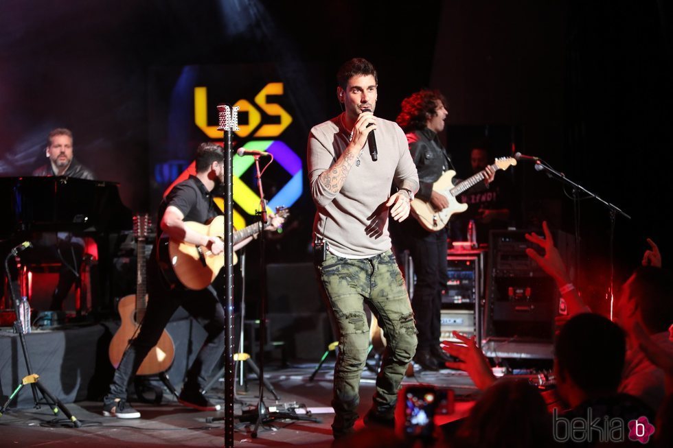 Melendi ofreciendo el concierto de Los 40 Básico