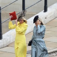 Dos invitadas luchan contra el viento en la boda de Eugenia de York y Jack Brooksbank