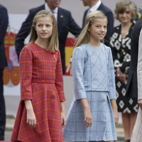 La Princesa Leonor y la Infanta Sofía llegando al desfile del Día de la Hispanidad 2018