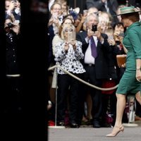 Sarah Ferguson va a saludar a una persona del público en la boda de Eugenia de York y Jack Brooksbank