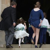 Lady Louise Windsor con los pajes y damas en la boda de Eugenia de York y Jack Brooksbank