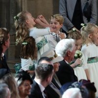 El Príncipe Jorge y Savannah Phillips haciendo travesuras en la boda de Eugenia de York y Jack Brooksbank