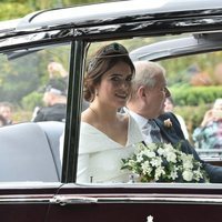 La Princesa Eugenia con el Duque de York llegando a su boda en un Rolls Royce