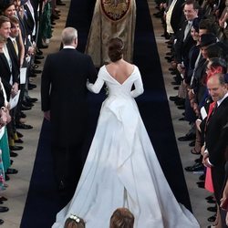La Princesa Eugenia camina al altar del brazo del Príncipe Andrés