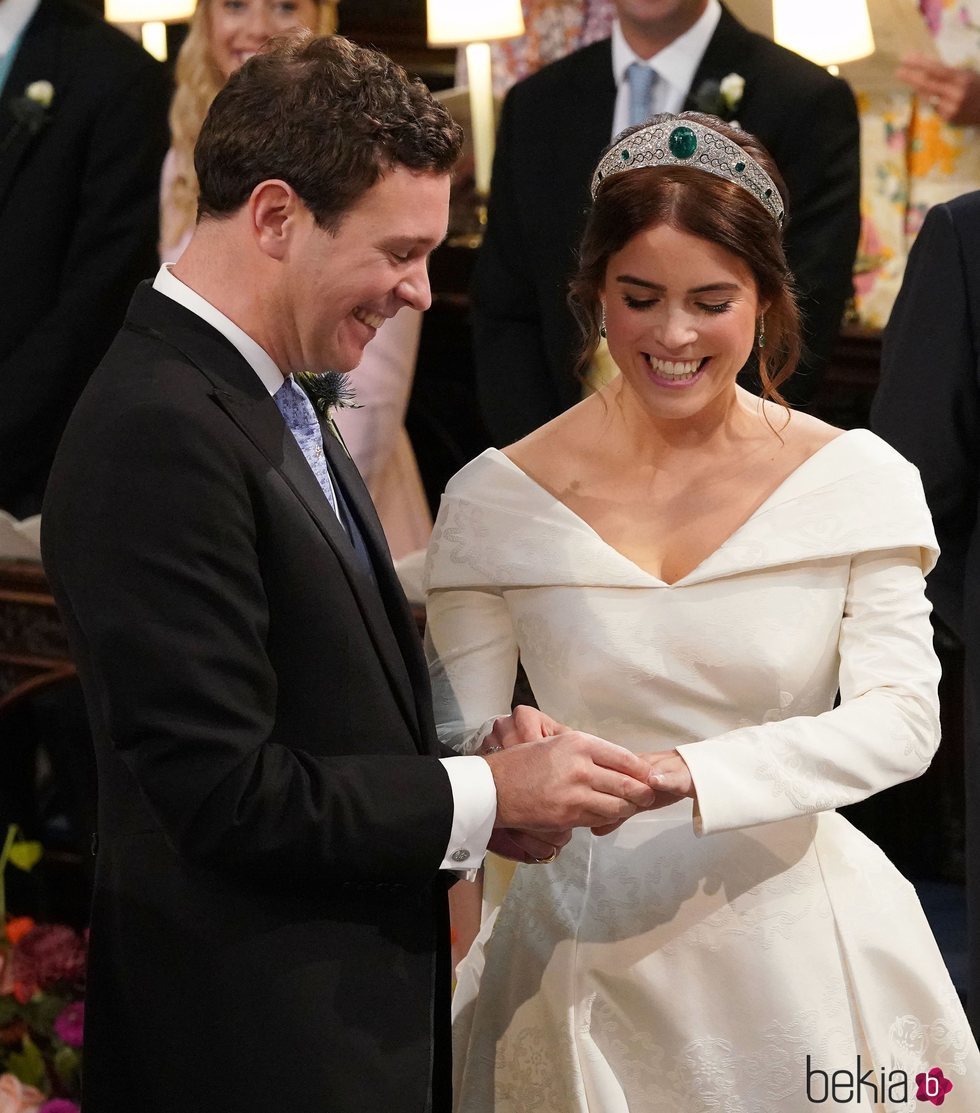 Eugenia de York y Jack Brooksbank se intercambian los anillos en su boda
