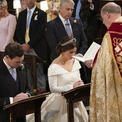 Eugenia de York y Jack Brooksbank rezando en su boda