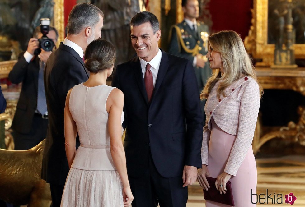 Pedro Sánchez y Begoña Gómez saludando a los Reyes en el Día de la Hispanidad 2018