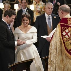 Eugenia de York pone el anillo a Jack Brooksbank en su boda