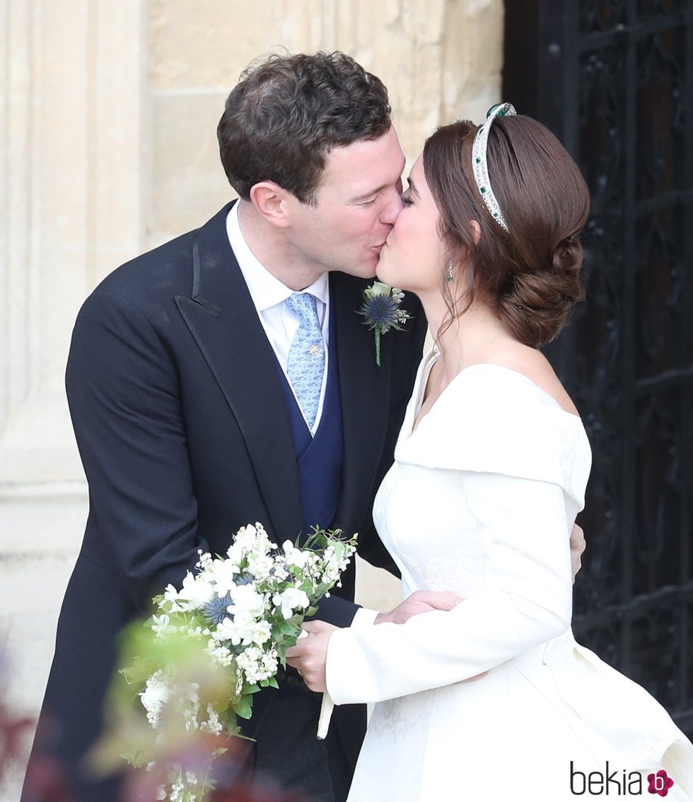 Eugenia de York y Jack Brooksbank se besan en su boda