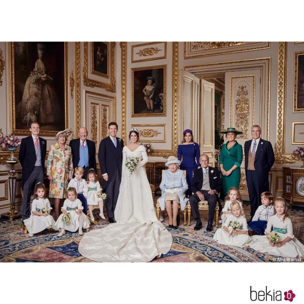 Eugenia de York y Jack Brooksbank con sus padres, hermanos, pajes, damas, la Reina Isabel y el Duque de Edimburgo en su boda