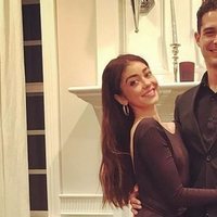 Sarah Hyland y su novio Wells Adam