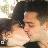 Sarah Hyland y su novio Wells Adam en un coche