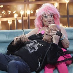 Kiko Matamoros tumbando encima de Aramís Fuster durante la sexta gala de 'Gran Hermano VIP 6'