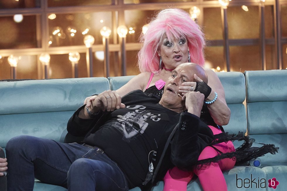 Kiko Matamoros tumbando encima de Aramís Fuster durante la sexta gala de 'Gran Hermano VIP 6'