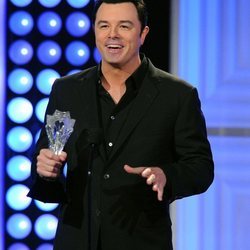 Seth MacFarlane recibiendo un premio en Beverly Hills