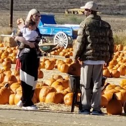 Kylie Jenner y Travis Scott en el parque de calabazas