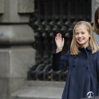 La Princesa Leonor saluda junto a la Reina Letizia en el día de su 13 cumpleaños