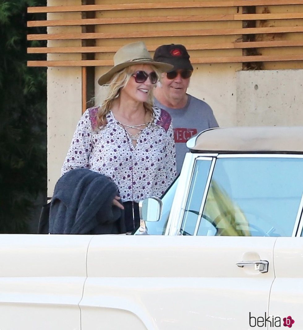 Daryl Hannah y Neil Young paseando por la calle