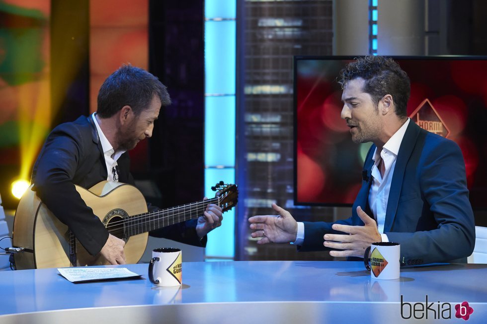 David Bisbal cantando en 'El hormiguero' con Pablo Motos