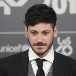 Cepeda posa en la alfombra verde de Los 40 Music Awards