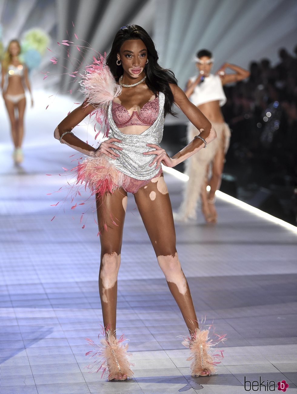 Winnie Harlow desfilando en el Victoria's Secret Fashion Show 2018
