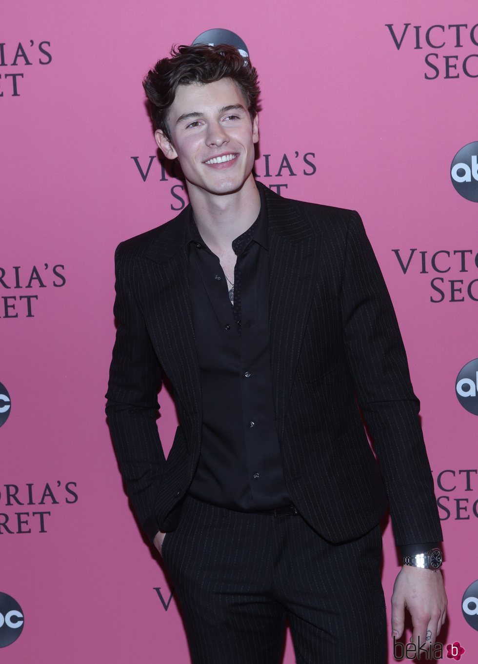 Shawn Medes en la alfombra rosa del Victoria's Secret Fashion Show 2018