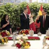 Los Reyes Felipe y Letizia almuerzan con el presidente de Perú, Martín Alberto Vizcarra, y su esposa