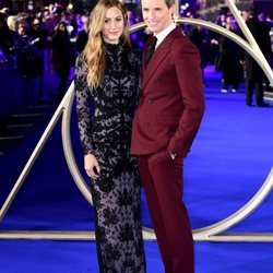 Eddie Redmayne y Hannah Bagshawe en el estreno de 'Animales Fantásticos: Los Crímenes de Grindelwald'