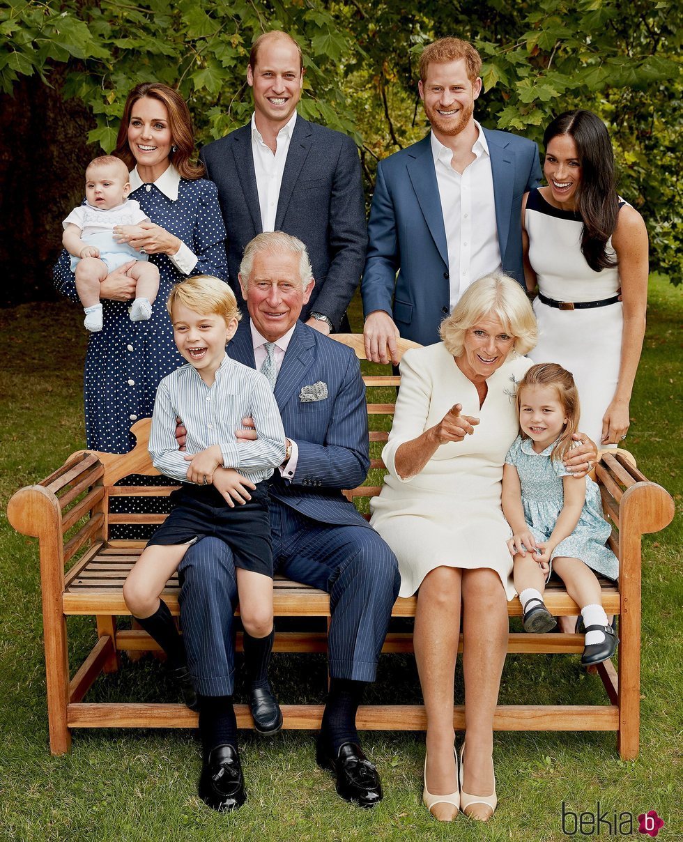 El Príncipe Carlos con Camilla Parker, los Duques de Cambridge y sus hijos y el Príncipe Harry y Meghan Markle