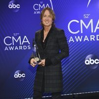 Keith Urban posando con su premio de los Country Music Association Awards 2018