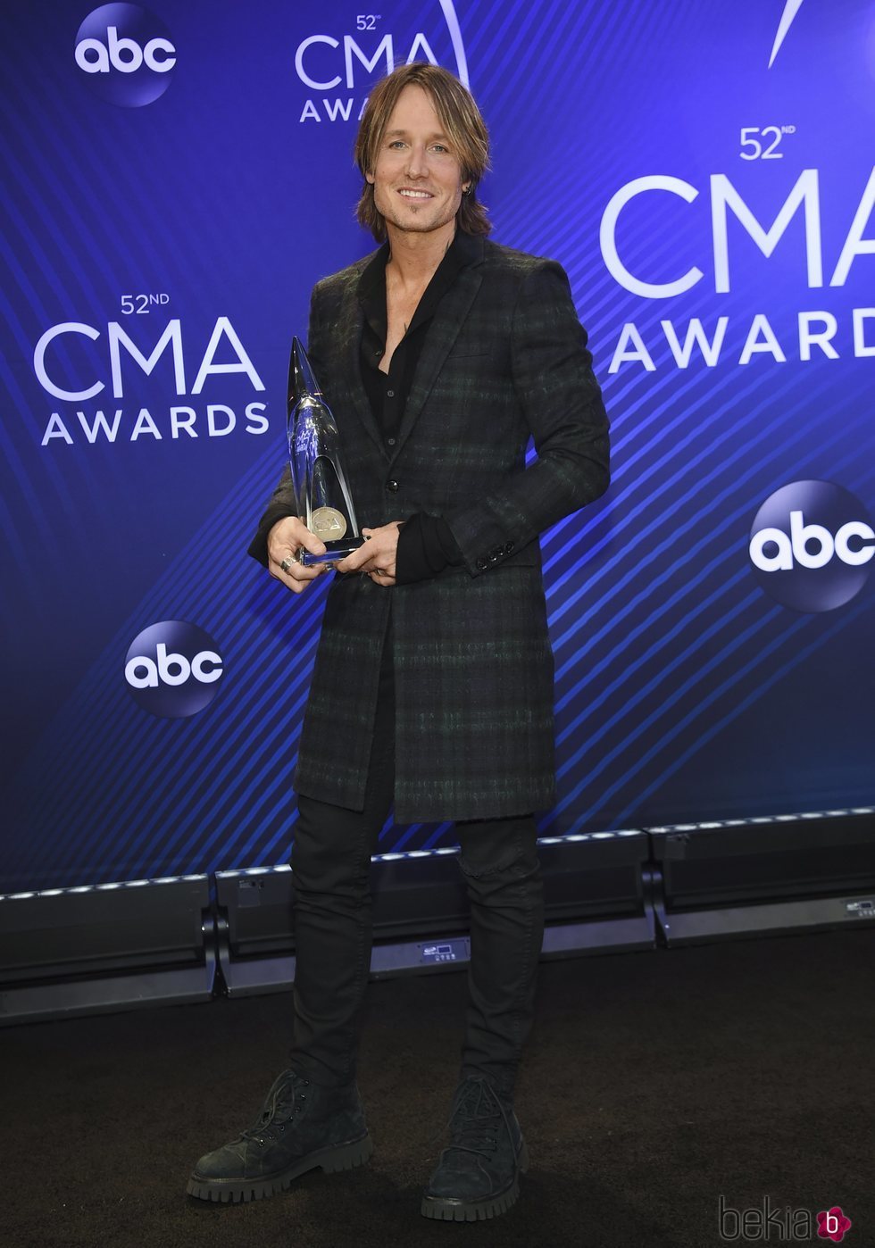 Keith Urban posando con su premio de los Country Music Association Awards 2018