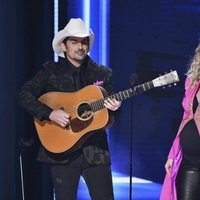 Brad Paisley y Carrie Underwood durante su actuación en los Country Music Association Awards 2018