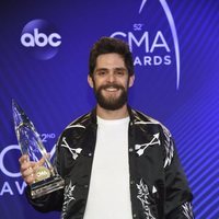 Thomas Rhett posando con su premio de los Country Music Association Awards 2018