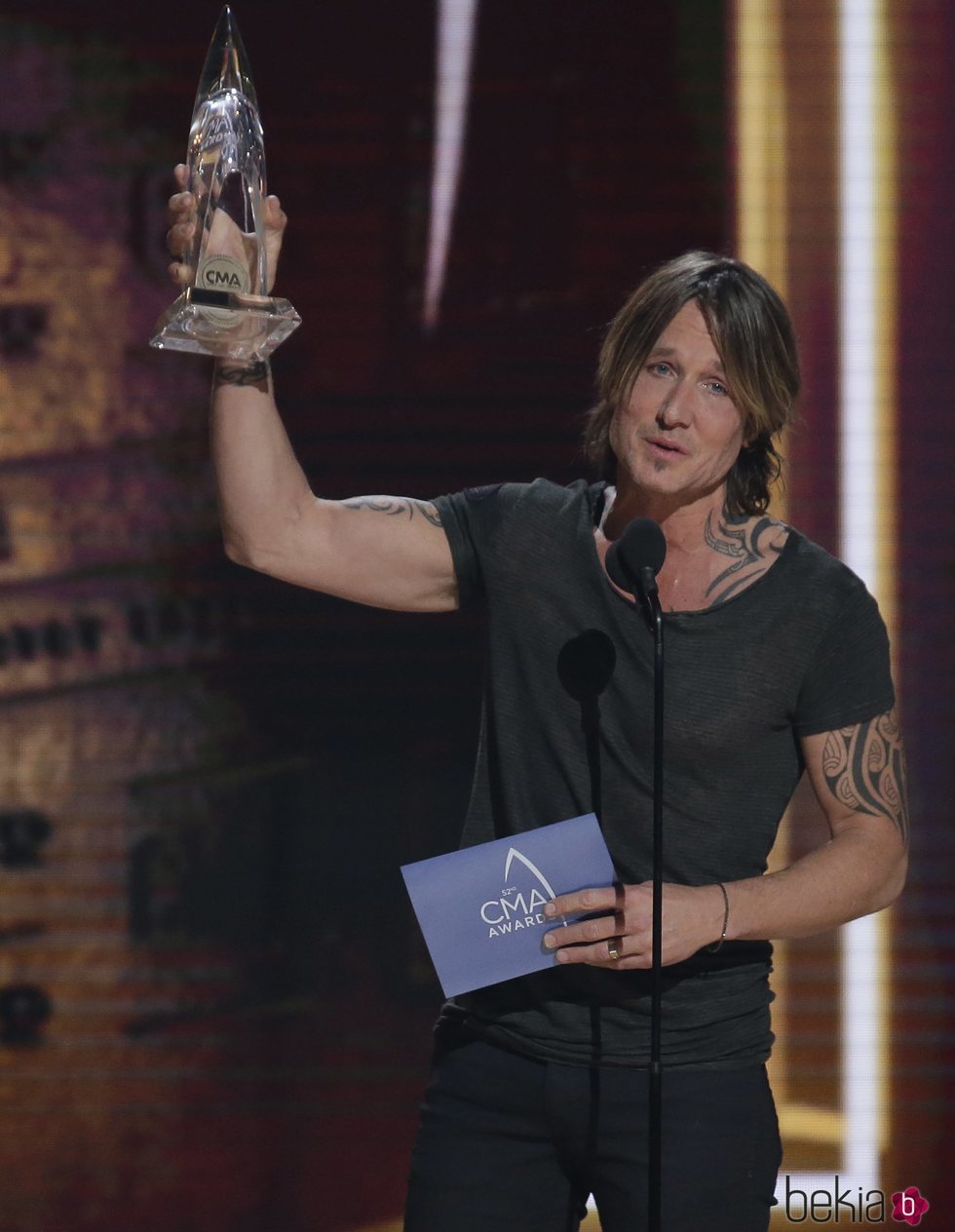 Keith Urban recogiendo su premio de los Country Music Association Awards 2018