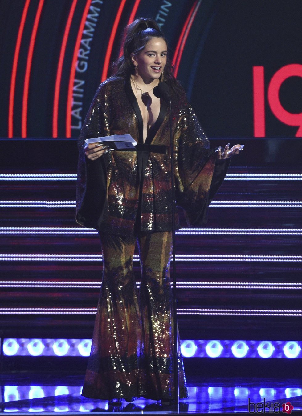 Rosalía en la gala en los Grammy Latinos 2018
