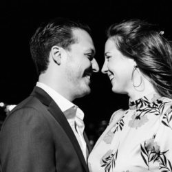 Romántica imagen de Theodora de Grecia y Matthew Kumar en el posado oficial de su compromiso